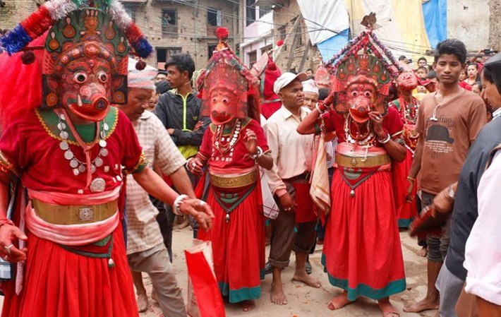 यसवर्ष नीलबाराही नाच राति मात्रै देखाइने